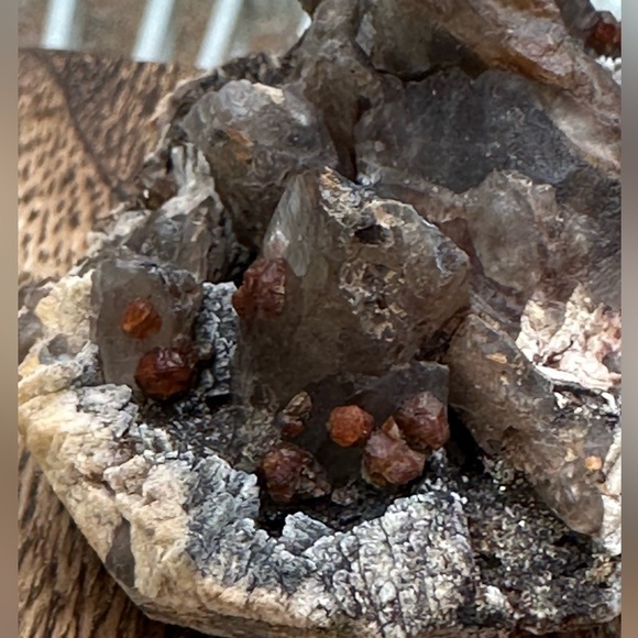 Chocolate Smoky Quartz and garnet gem specimens on matrix 155 g - Picture 13 of 15